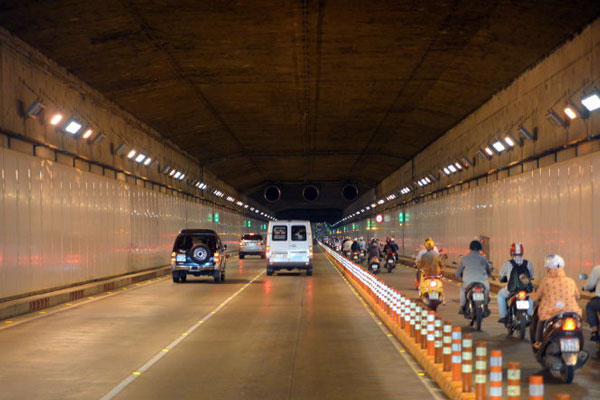 Hầm Thủ Thiêm là công trình giao thông gắn liền với hình ảnh một thành phố HCM hiện đại, sôi động. 