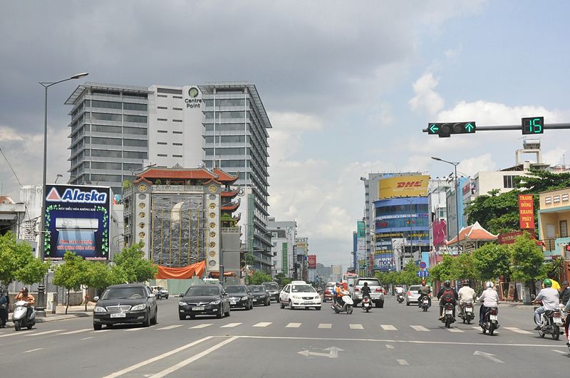 Hình 1: Đường Nguyễn Văn Trỗi nằm trong top những con đường đẹp nhất tại TP HCM. 