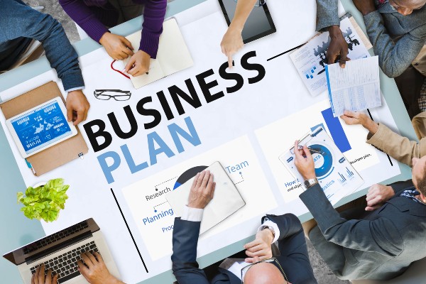 Kế hoạch kinh doanh cần được theo dõi và điều chỉnh để phù hợp với mỗi giai đoạn.