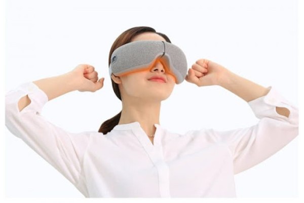 Eye massager is convenient for people who often work on computers