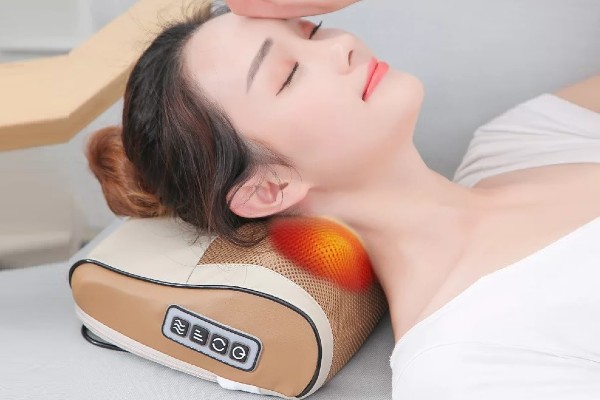 Máy massage cổ và gối nằm massage giúp giảm đau phần đầu và giúp thư giãn.