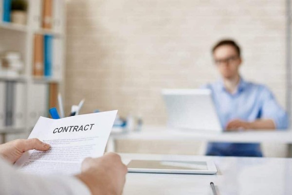 Trước khi ký kết hợp đồng cần xem kỹ các điều khoản được thể hiện bên trong hợp đồng. 