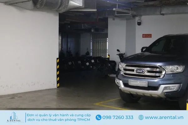 Khu vực hầm để xe cho khách hàng thuê văn phòng tại tòa nhà Bees Tower. Bãi giữ xe rộng rãi cho cả xe máy và xe hơi tại tòa nhà.