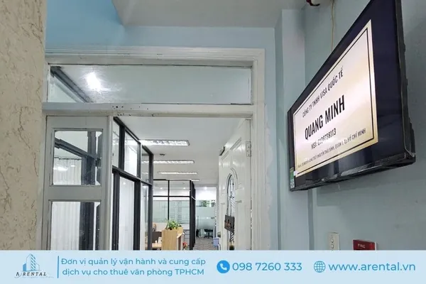 Bảng tên điện tử ngay bên trong văn phòng tòa nhà.