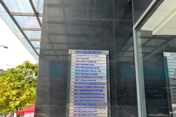 Bảng tên doanh nghiệp được đặt trước tòa nhà
