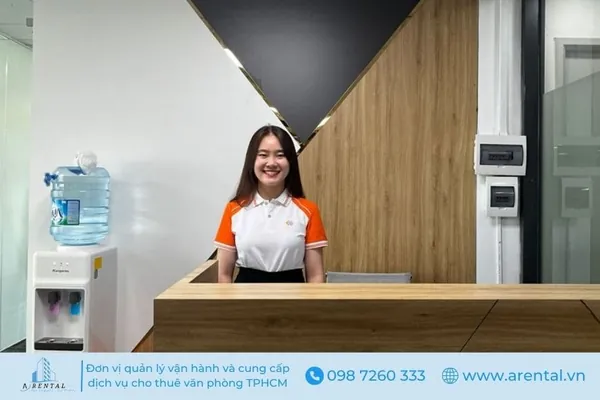 Đội ngũ lễ tân chuyên nghiệp tại tòa nhà Cienco 4 Building. Lễ tân văn phòng chuyên nghiệp hỗ trợ tiếp đón khách hàng tại văn phòng ảo quận 3.