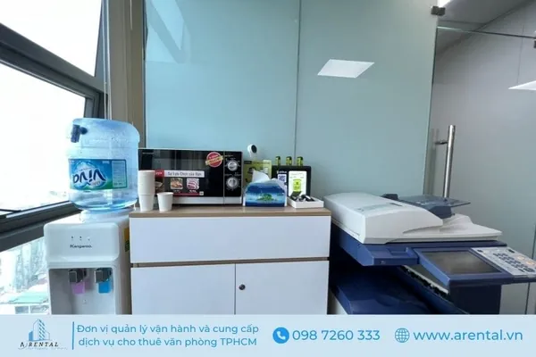 Khu vực quần pantry miễn phí đi kèm các tiện ích hấp dẫn khác của văn phòng ảo Quận 3. Quầy pantry đầy đủ tiện ích cho khách thuê văn phòng tại Arental Vietnam quận 3.