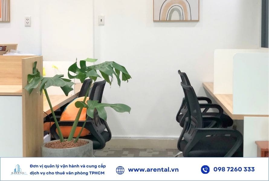 Văn phòng chia sẻ Quận 1 được thiết kế với không gian xanh tăng sự chuyên nghiệp và thoải mái cho từng khu vực ghế ngồi làm việc. Chỗ ngồi làm việc hiện đại tại không gian văn phòng chia sẻ ở Quận 1.