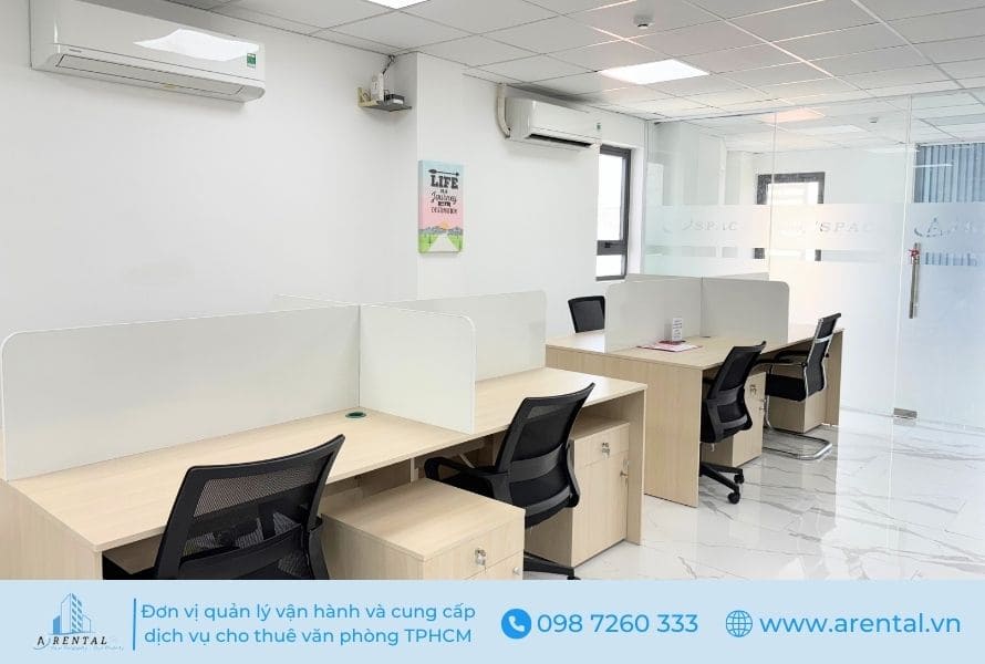 Khu vực bàn làm việc với đầy đủ bàn ghế, hộc tủ tại không gian văn phòng chia sẻ Quận 2. Khu vực bàn làm việc văn phòng chia sẻ ở Quận 2.
