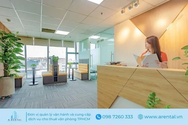 Đội ngũ lễ tân chuyên nghiệp tại văn phòng chia sẻ Quận 3 hỗ trợ khách hàng booking phòng họp, giải đáp thắc mắc, giao nhận thư tín. Bộ phận lễ tân tại văn phòng chia sẻ Quận 3 hỗ trợ nhận thư, bưu phẩm khi khách hàng không có mặt tại văn phòng.