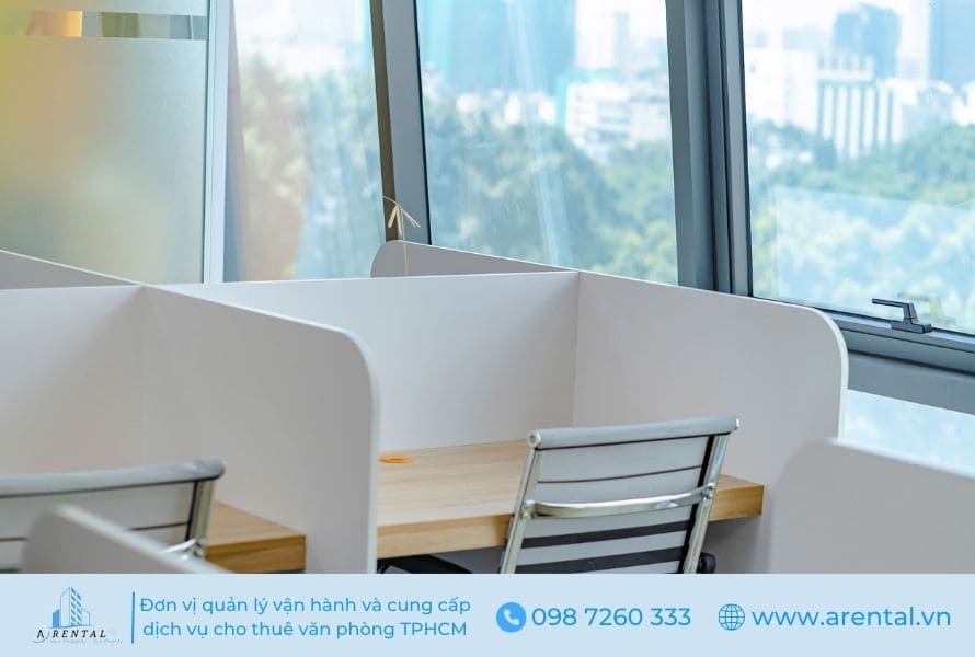Khu vực văn phòng chia sẻ cho thuê được bố trí đầy đủ bàn ghế. Một vị trí trong khu vực văn phòng chia sẻ Quận 3.