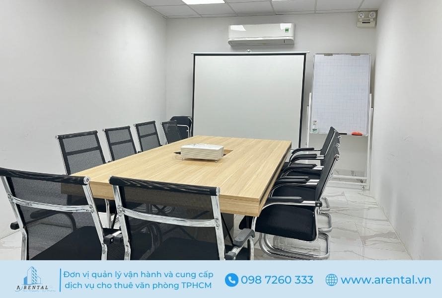 Khu vực phòng họp được bố trí trong không gian cho thuê văn phòng chia sẻ tăng tính chuyên nghiệp. Phòng họp hiện đại - tiện ích nổi bật của coworking space Quận 2 Arental Vietnam.