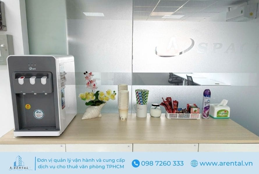 Khu vực quầy pantry miễn phí phục vụ cho khách hàng thuê văn phòng chia sẻ tại Arental Vietnam. Tiện ích quầy pantry tự phục vụ miễn phí tại không gian làm việc của văn phòng chia sẻ Quận 2.