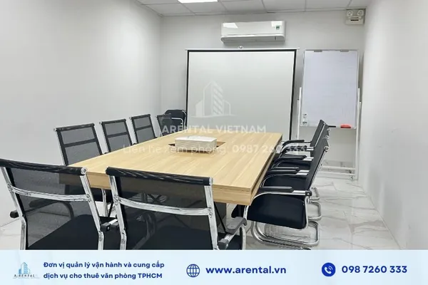 Cho thuê văn phòng trọn gói có sẵn bàn ghế Quận 2 đi kèm dịch vụ cho thuê phòng họp theo giờ. Phòng họp sức chứa 10 người được trang bị đầy đủ thiết bị.