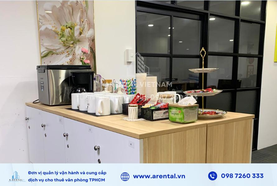 Quầy pantry miễn phí được setup trong không gian cho thuê văn phòng trọn gói Quận 2 hcm. Quầy pantry cho khách thuê văn phòng trọn gói Quận 2.