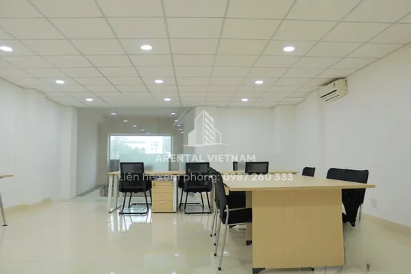 Bố trí bàn ghế làm việc bên trong của văn phòng cho thuê 90m2 - Phú Nhuận.