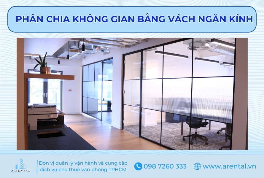 Sử dụng vách ngăn kính trong thiết kê văn phòng coworking.